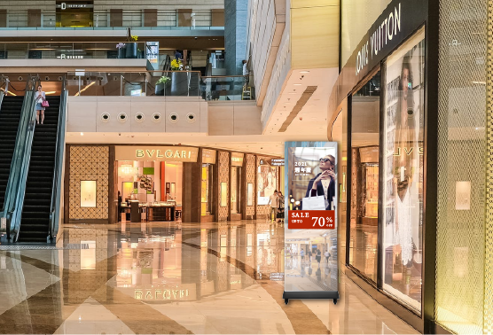 商用鏡面觸控導覽機  除了為商家提供品牌資訊、產品介紹、商品DM、促銷資訊等, 在不使用導覽的情況下, 做為貴賓試衣試鞋的鏡子。